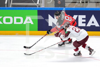 2021-05-21 - L. Foudy skating with puck and constrast with U. Balinskis (Latvia)  - WORLD CHAMPIONSHIP 2021 - CANADA VS LATVIA - ICE HOCKEY - WINTER SPORTS