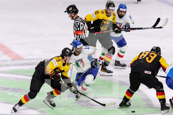 2021-05-21 - face off win by L. Reichel  (Germany)  - WORLD CHAMPIONSHIP 2021 - GERMANY VS ITALY - ICE HOCKEY - WINTER SPORTS