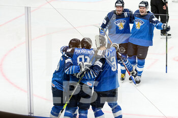 2021-05-22 - Celebration by team Finland - WORLD CHAMPIONSHIP 2021 - FINLAND VS USA - ICE HOCKEY - WINTER SPORTS