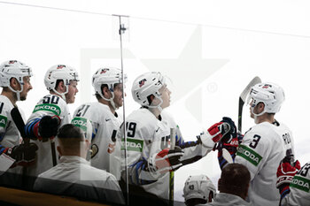 2021-05-27 - team USA bench after goal  - WORLD CHAMPIONSHIP 2021 - USA VS LATVIA - ICE HOCKEY - WINTER SPORTS