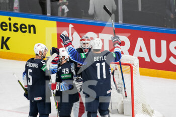 2021-06-06 - Boyle (USA) 
Petersen (USA) 

Team USA after celebrating the win of bronze medal  - WORLD CHAMPIONSHIP 2021 - THIRD POSITION - USA VS GERMANY - ICE HOCKEY - WINTER SPORTS