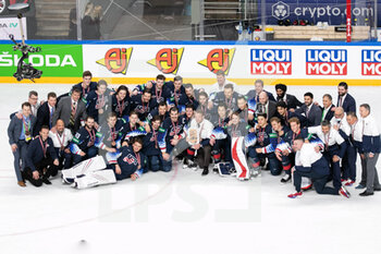2021-06-06 - Team USA after celebrating the win of bronze medal  - WORLD CHAMPIONSHIP 2021 - THIRD POSITION - USA VS GERMANY - ICE HOCKEY - WINTER SPORTS