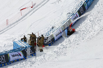 2021-02-08 - Also army employed in Cortina d'Ampezzo finish area where the Alpine Combined women race is cancelled due to snowfall  - 2021 FIS ALPINE WORLD SKI CHAMPIONSHIPS - ALPINE COMBINED - WOMEN - ALPINE SKIING - WINTER SPORTS
