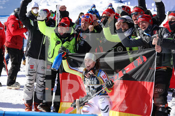 2021-02-13 - 2021 FIS ALPINE WORLD SKI CHAMPIONSHIPS, DH WOMEN
Cortina D'Ampezzo, Veneto, Italy
2021-02-13 - Saturday
Image shows WEIDLE Kira (GER) team with the Silver Medal - 2021 FIS ALPINE WORLD SKI CHAMPIONSHIPS - DOWNHILL - WOMEN - ALPINE SKIING - WINTER SPORTS