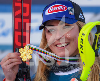 2021-02-15 - United States's Mikaela Shiffrin shows his Gold Medal - 2021 FIS ALPINE WORLD SKI CHAMPIONSHIPS - ALPINE COMBINED - WOMEN - ALPINE SKIING - WINTER SPORTS
