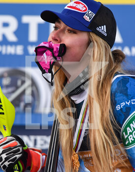 2021-02-15 - United States's Mikaela Shiffrin eat her mask - 2021 FIS ALPINE WORLD SKI CHAMPIONSHIPS - ALPINE COMBINED - WOMEN - ALPINE SKIING - WINTER SPORTS