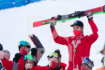 2021-02-19 - Marco Schwarz (AUT) celebrates the bronze medal with his team - 2021 FIS ALPINE WORLD SKI CHAMPIONSHIPS - GIANT SLALOM - MEN - ALPINE SKIING - WINTER SPORTS