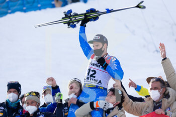 2021-02-19 - Luca De Aliprandini (ITA) celebrates the silver medal with his team - 2021 FIS ALPINE WORLD SKI CHAMPIONSHIPS - GIANT SLALOM - MEN - ALPINE SKIING - WINTER SPORTS