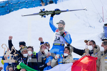 2021-02-19 - Luca De Aliprandini (ITA) celebrates the silver medal with his team - 2021 FIS ALPINE WORLD SKI CHAMPIONSHIPS - GIANT SLALOM - MEN - ALPINE SKIING - WINTER SPORTS