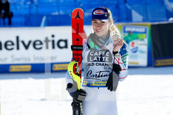 2021-02-20 - Mikaela Shiffrin (USA) with her bronze medal - 2021 FIS ALPINE WORLD SKI CHAMPIONSHIPS - SLALOM - WOMEN - ALPINE SKIING - WINTER SPORTS