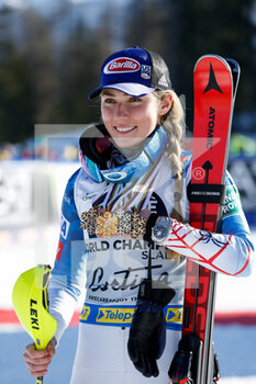 2021-02-20 - Mikaela Shiffrin (USA) showing her four medals in this World Championships - 2021 FIS ALPINE WORLD SKI CHAMPIONSHIPS - SLALOM - WOMEN - ALPINE SKIING - WINTER SPORTS