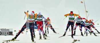 2020-01-10 - Il tedesco Vinzenz Geiger, a sinistra, sprinta sul gruppo per il suo secondo posto finale nella gara individuale di Combinata Nordica.  - FIS COPPA DEL MONDO - COMBINATA NORDICA - NORDIC SKIING - WINTER SPORTS