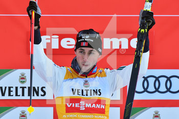 2020-01-10 - Il norvegese Magnus Jarl Riiber, 1°cl, esulta sul podio dopo la gara individuale di Combinata Nordica.  - FIS COPPA DEL MONDO - COMBINATA NORDICA - NORDIC SKIING - WINTER SPORTS