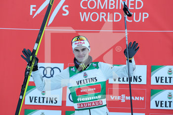 2020-01-10 - GEIGER Vinzenz GER con pettorale rosso di best skier secondo sul podio - FIS COPPA DEL MONDO - COMBINATA NORDICA - NORDIC SKIING - WINTER SPORTS