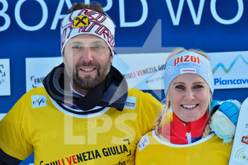 2020-01-25 - L’ atleta tedesco Andreas Prommegger, 1° cl, e la svizzera Yulie Zogg, 1a cl., esultano sul podio - FIS SNOWBOARD WORLD CUP - SLALOM PARALLELO PSL - SNOWBOARD - WINTER SPORTS