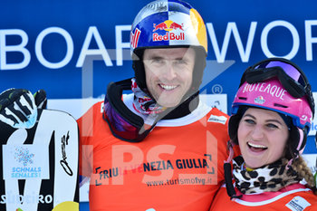 2020-01-25 - L’ atleta italiano Roland Fischnaller, 2° cl, e la  tedesca Ramona Theresia Hofmeister, 3a cl., esultano sul podio - FIS SNOWBOARD WORLD CUP - SLALOM PARALLELO PSL - SNOWBOARD - WINTER SPORTS