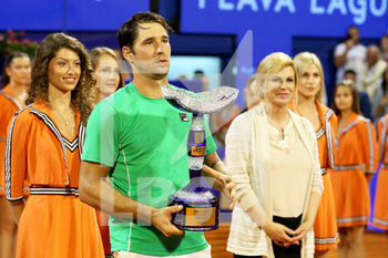 2019-07-21 - Il vincitore del torneo Dusan Lajovic (SRB) con il presidente della Croazia Kolinda Grabar-Kitarovic - ATP 250 - PLAVA LAGUNA CROATIA OPEN UMAG (FINALE) - INTERNATIONALS - TENNIS