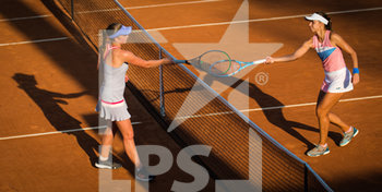 2020-09-14 - Jelena Ostapenko of Latvia and Magda Linette of Poland in action during the first round of the 2020 Internazionali BNL d'Italia WTA Premier 5 tennis tournament on September 14, 2020 at Foro Italico in Rome, Italy - Photo Rob Prange / Spain DPPI / DPPI - INTERNAZIONALI BNL D'ITALIA 2020 - INTERNATIONALS - TENNIS