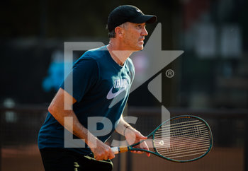 2020-09-14 - Coach Darren Cahill during practice with Simona Halep at the 2020 Internazionali BNL d'Italia WTA Premier 5 tennis tournament on September 14, 2020 at Foro Italico in Rome, Italy - Photo Rob Prange / Spain DPPI / DPPI - INTERNAZIONALI BNL D'ITALIA 2020 - INTERNATIONALS - TENNIS