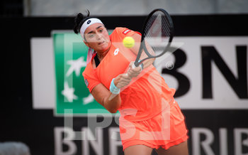 2020-09-15 - Ons Jabeur of Tunisia in action during the first round at the 2020 Internazionali BNL d'Italia WTA Premier 5 tennis tournament on September 15, 2020 at Foro Italico in Rome, Italy - Photo Rob Prange / Spain DPPI / DPPI - INTERNAZIONALI BNL D'ITALIA 2020 - INTERNATIONALS - TENNIS