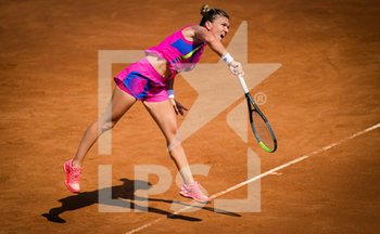 2020-09-16 - Simona Halep of Romania in action during her second-round match at the 2020 Internazionali BNL d'Italia WTA Premier 5 tennis tournament on September 16, 2020 at Foro Italico in Rome, Italy - Photo Rob Prange / Spain DPPI / DPPI - INTERNAZIONALI BNL D'ITALIA 2020 - INTERNATIONALS - TENNIS