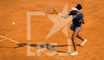 2020-09-16 - Venus Williams of the United States in action during her first-round match at the 2020 Internazionali BNL d'Italia WTA Premier 5 tennis tournament on September 16, 2020 at Foro Italico in Rome, Italy - Photo Rob Prange / Spain DPPI / DPPI - INTERNAZIONALI BNL D'ITALIA 2020 - INTERNATIONALS - TENNIS