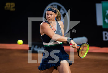 2020-09-17 - Kiki Bertens of the Netherlands in action during her second-round match at the 2020 Internazionali BNL d'Italia WTA Premier 5 tennis tournament on September 17, 2020 at Foro Italico in Rome, Italy - Photo Rob Prange / Spain DPPI / DPPI - INTERNAZIONALI BNL D'ITALIA 2020 - INTERNATIONALS - TENNIS