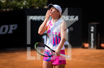 2020-09-18 - Simona Halep of Romania in action during her third-round match at the 2020 Internazionali BNL d'Italia WTA Premier 5 tennis tournament on September 18, 2020 at Foro Italico in Rome, Italy - Photo Rob Prange / Spain DPPI / DPPI - INTERNAZIONALI BNL D'ITALIA - INTERNATIONALS - TENNIS