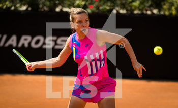 2020-09-19 - Simona Halep of Romania in action during the quarter-final at the 2020 Internazionali BNL d'Italia WTA Premier 5 tennis tournament on September 19, 2020 at Foro Italico in Rome, Italy - Photo Rob Prange / Spain DPPI / DPPI - INTERNAZIONALI BNL D'ITALIA WTA PREMIER 5 - INTERNATIONALS - TENNIS
