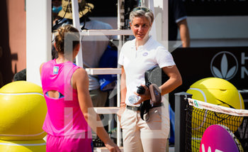 2020-09-19 - Referee's Marija Cicak chats with Simona Halep after her quarter-final match at the 2020 Internazionali BNL d'Italia WTA Premier 5 tennis tournament on September 19, 2020 at Foro Italico in Rome, Italy - Photo Rob Prange / Spain DPPI / DPPI - INTERNAZIONALI BNL D'ITALIA WTA PREMIER 5 - INTERNATIONALS - TENNIS