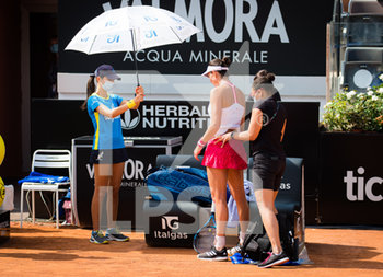2020-09-19 - Garbine Muguruza of Spain receives medical attention during the semi-final of the 2020 Internazionali BNL d'Italia WTA Premier 5 tennis tournament on September 20, 2020 at Foro Italico in Rome, Italy - Photo Rob Prange / Spain DPPI / DPPI - INTERNAZIONALI BNL D'ITALIA WTA PREMIER 5 - INTERNATIONALS - TENNIS