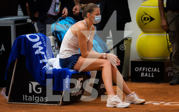 2020-09-21 - Karolina Pliskova of the Czech Republic after she was forced to retire from the final of the 2020 Internazionali BNL d'Italia WTA Premier 5 tennis tournament on September 21, 2020 at Foro Italico in Rome, Italy - Photo Rob Prange / Spain DPPI / DPPI - INTERNAZIONALI BNL D'ITALIA WTA PREMIER 5 2020 - INTERNATIONALS - TENNIS