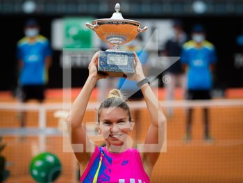 2020-09-21 - Simona Halep of Romania poses with the champions trophy after winning the final of the 2020 Internazionali BNL d'Italia WTA Premier 5 tennis tournament on September 21, 2020 at Foro Italico in Rome, Italy - Photo Rob Prange / Spain DPPI / DPPI - INTERNAZIONALI BNL D'ITALIA WTA PREMIER 5 2020 - INTERNATIONALS - TENNIS