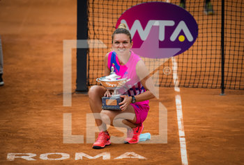 2020-09-21 - Simona Halep of Romania poses with the champions trophy after winning the final of the 2020 Internazionali BNL d'Italia WTA Premier 5 tennis tournament on September 21, 2020 at Foro Italico in Rome, Italy - Photo Rob Prange / Spain DPPI / DPPI - INTERNAZIONALI BNL D'ITALIA WTA PREMIER 5 2020 - INTERNATIONALS - TENNIS