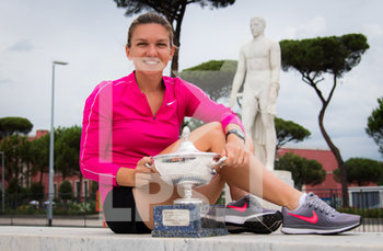 2020-09-21 - Simona Halep of Romania during the champions trophy shoot after the 2020 Internazionali BNL d'Italia WTA Premier 5 tennis tournament on September 21, 2020 at Foro Italico in Rome, Italy - Photo Rob Prange / Spain DPPI / DPPI - INTERNAZIONALI BNL D'ITALIA WTA PREMIER 5 2020 - INTERNATIONALS - TENNIS