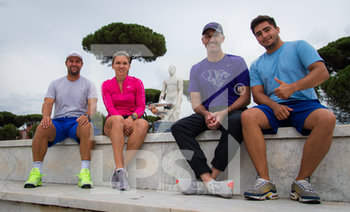 2020-09-21 - Simona Halep of Romania with coach Darren Cahill and team during the champions trophy shoot after the 2020 Internazionali BNL d'Italia WTA Premier 5 tennis tournament on September 21, 2020 at Foro Italico in Rome, Italy - Photo Rob Prange / Spain DPPI / DPPI - INTERNAZIONALI BNL D'ITALIA WTA PREMIER 5 2020 - INTERNATIONALS - TENNIS