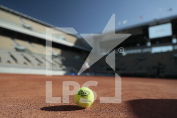 2020-09-21 - Illustration of official tennis ball Roland Garros 2020 by Wilson over the clay of Philippe Chatrier court under the CoVid health crisis 19 during the Roland Garros 2020, Grand Slam tennis tournament, Qualifying, on September 21, 2020 at Roland Garros stadium in Paris, France - Photo Stephane Allaman / DPPI - ROLAND GARROS 2020, GRAND SLAM - QUALIFYING - INTERNATIONALS - TENNIS