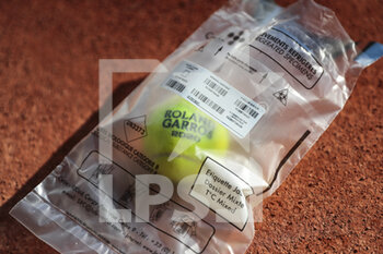 2020-09-21 - Illustration of official tennis ball Roland Garros 2020 by Wilson over the clay inside biological sampling bag under the CoVid health crisis 19 during the Roland Garros 2020, Grand Slam tennis tournament, Qualifying, on September 21, 2020 at Roland Garros stadium in Paris, France - Photo Stephane Allaman / DPPI - ROLAND GARROS 2020, GRAND SLAM - QUALIFYING - INTERNATIONALS - TENNIS