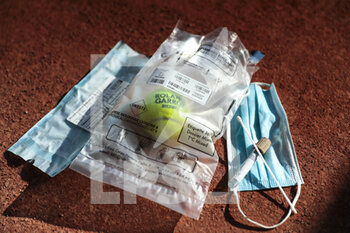 2020-09-21 - Illustration of official tennis ball Roland Garros 2020 by Wilson over the clay of Philippe Chatrier inside biological sampling bag and swab sample, tube of physiological liquid under the CoVid health crisis 19 during the Roland Garros 2020, Grand Slam tennis tournament, Qualifying, on September 21, 2020 at Roland Garros stadium in Paris, France - Photo Stephane Allaman / DPPI - ROLAND GARROS 2020, GRAND SLAM - QUALIFYING - INTERNATIONALS - TENNIS