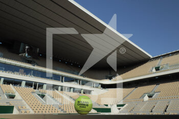 2020-09-21 - Illustration of official tennis ball Roland Garros 2020 by Wilson and the roof of Philippe Chatrier court under the CoVid health crisis 19 during the Roland Garros 2020, Grand Slam tennis tournament, Qualifying, on September 21, 2020 at Roland Garros stadium in Paris, France - Photo Stephane Allaman / DPPI - ROLAND GARROS 2020, GRAND SLAM - QUALIFYING - INTERNATIONALS - TENNIS