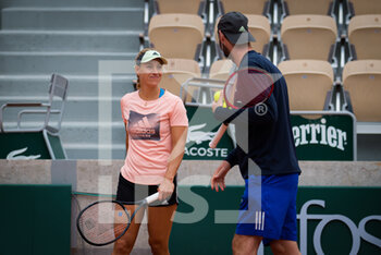 2020-09-24 - Angelique Kerber of Germany with coach Torben Beltz during practice before the start of the Roland Garros 2020, Grand Slam tennis tournament, Qualifying, on September 24, 2020 at Roland Garros stadium in Paris, France - Photo Rob Prange / Spain DPPI / DPPI - ROLAND GARROS 2020 -  GRAND SLAM TENNIS TOURNAMENT - QUALIFYING - INTERNATIONALS - TENNIS