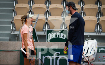 2020-09-24 - Angelique Kerber of Germany with coach Torben Beltz during practice before the start of the Roland Garros 2020, Grand Slam tennis tournament, Qualifying, on September 24, 2020 at Roland Garros stadium in Paris, France - Photo Rob Prange / Spain DPPI / DPPI - ROLAND GARROS 2020 -  GRAND SLAM TENNIS TOURNAMENT - QUALIFYING - INTERNATIONALS - TENNIS