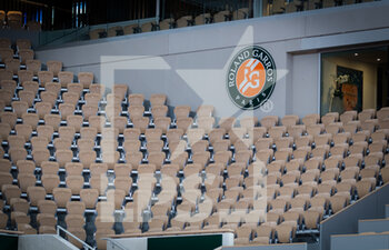 2020-09-24 - Empty Seats inside Court Philippe Chatrier before the start of the Roland Garros 2020, Grand Slam tennis tournament, Qualifying, on September 24, 2020 at Roland Garros stadium in Paris, France - Photo Rob Prange / Spain DPPI / DPPI - ROLAND GARROS 2020 -  GRAND SLAM TENNIS TOURNAMENT - QUALIFYING - INTERNATIONALS - TENNIS