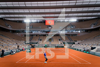 2020-09-25 - Ambiance in Court Philippe Chatrier during practice before the start of the Roland Garros 2020, Grand Slam tennis tournament, Qualifying, on September 25, 2020 at Roland Garros stadium in Paris, France - Photo Rob Prange / Spain DPPI / DPPI - ROLAND GARROS 2020, GRAND SLAM TENNIS TOURNAMENT, QUALIFYING - INTERNATIONALS - TENNIS