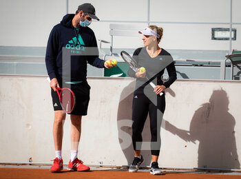 2020-09-26 - Angelique Kerber of Germany with coach Torben Beltz during practice before the start of the Roland Garros 2020, Grand Slam tennis tournament, Qualifying, on September 26, 2020 at Roland Garros stadium in Paris, France - Photo Rob Prange / Spain DPPI / DPPI - ROLAND GARROS 2020, GRAND SLAM TOURNAMENT - QUALIFYING - INTERNATIONALS - TENNIS