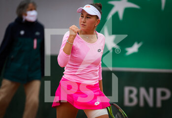 2020-09-27 - Kamilla Rakhimova of Russia in action against Shelby Rogers of the United States during the first round of the Roland Garros 2020, Grand Slam tennis tournament, on September 27, 2020 at Roland Garros stadium in Paris, France - Photo Rob Prange / Spain DPPI / DPPI - ROLAND GARROS 2020, GRAND SLAM TENNIS TOURNAMENT - INTERNATIONALS - TENNIS