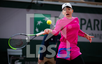 2020-09-27 - Simona Halep of Romania in action against Sara Sorribes Tormo of Spain during the first round of the Roland Garros 2020, Grand Slam tennis tournament, on September 27, 2020 at Roland Garros stadium in Paris, France - Photo Rob Prange / Spain DPPI / DPPI - ROLAND GARROS 2020, GRAND SLAM TENNIS TOURNAMENT - INTERNATIONALS - TENNIS