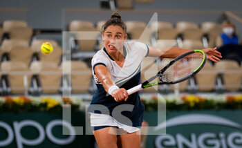 2020-09-27 - Sara Sorribes Tormo of Spain in action against Simona Halep of Romania during the first round of the Roland Garros 2020, Grand Slam tennis tournament, on September 27, 2020 at Roland Garros stadium in Paris, France - Photo Rob Prange / Spain DPPI / DPPI - ROLAND GARROS 2020, GRAND SLAM TENNIS TOURNAMENT - INTERNATIONALS - TENNIS