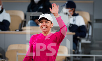 2020-09-27 - Simona Halep of Romania after winning her first round match at the first round of the Roland Garros 2020, Grand Slam tennis tournament, on September 27, 2020 at Roland Garros stadium in Paris, France - Photo Rob Prange / Spain DPPI / DPPI - ROLAND GARROS 2020, GRAND SLAM TENNIS TOURNAMENT - INTERNATIONALS - TENNIS