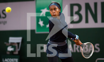 2020-09-27 - Cori Gauff of the United States in action against Johanna Konta of Great Britain during the first round at the Roland Garros 2020, Grand Slam tennis tournament, on September 27, 2020 at Roland Garros stadium in Paris, France - Photo Rob Prange / Spain DPPI / DPPI - ROLAND GARROS 2020, GRAND SLAM TENNIS TOURNAMENT - INTERNATIONALS - TENNIS